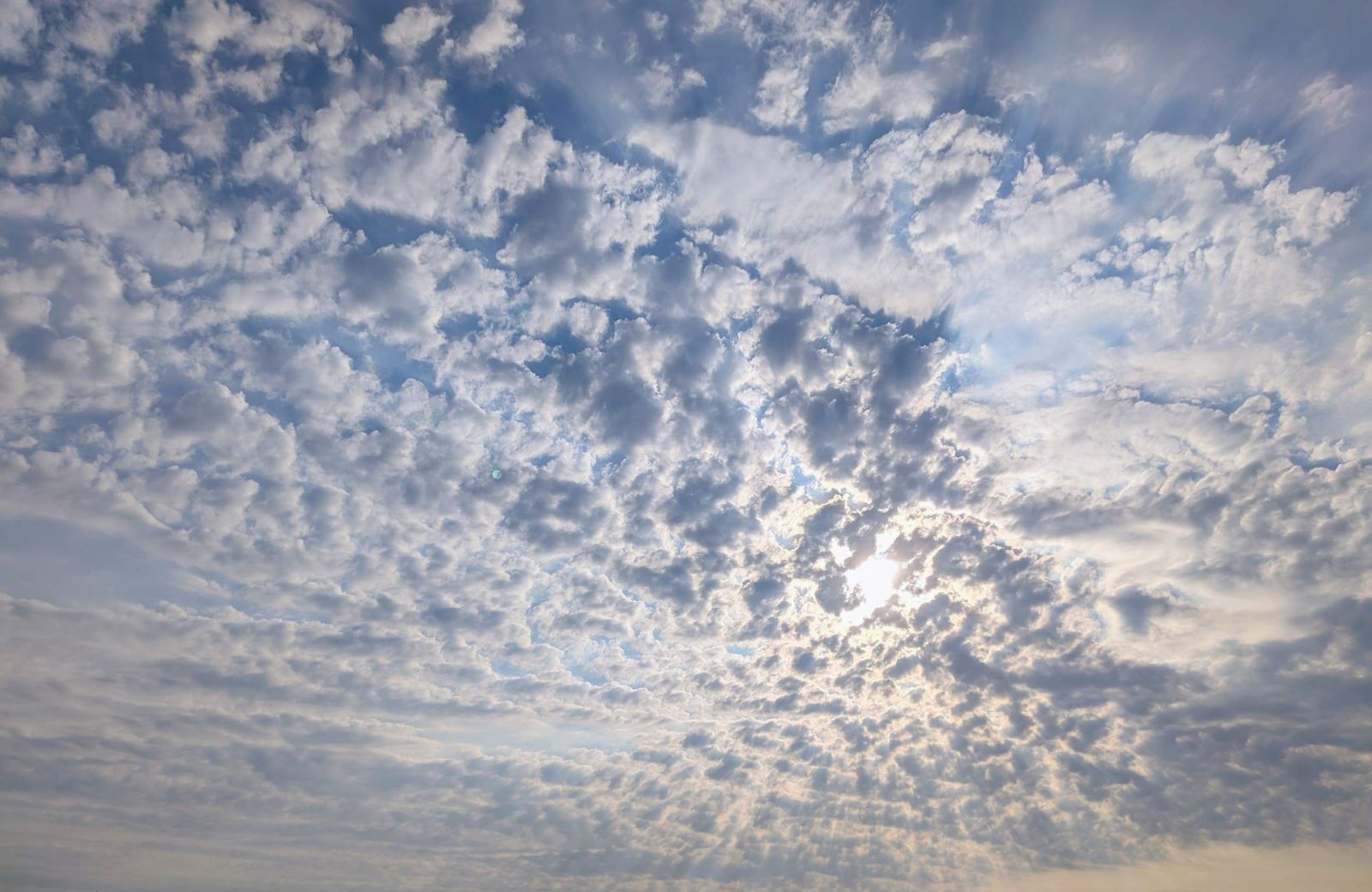 Wolkenlucht met zonlicht, sfeerbeeld bij sjamanistisch werk